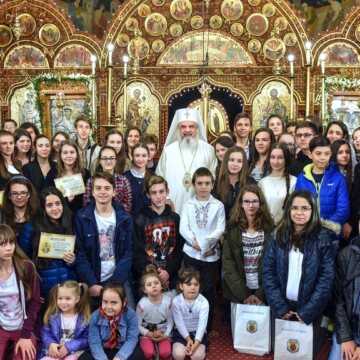 Patriarhul Daniel inconjurat de copii