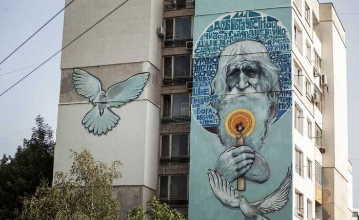 Dobri Dobrev desenat pe fațada unei clădiri de artistul stradal Nasimo ©urbancreatures.bg 