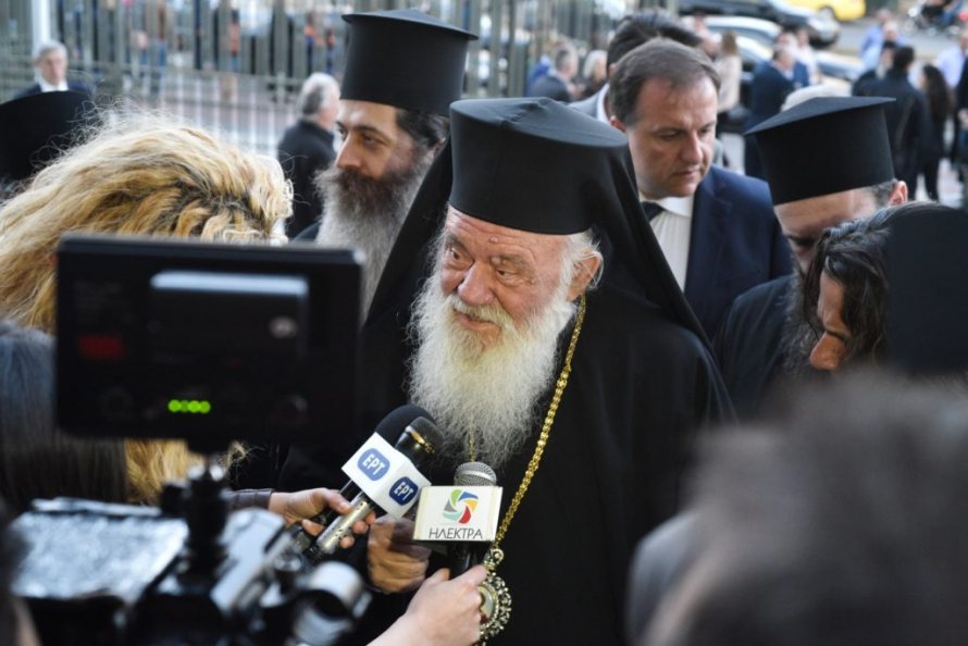 Arhiepiscopul Atenei ofera declaratii jurnalistilor greci