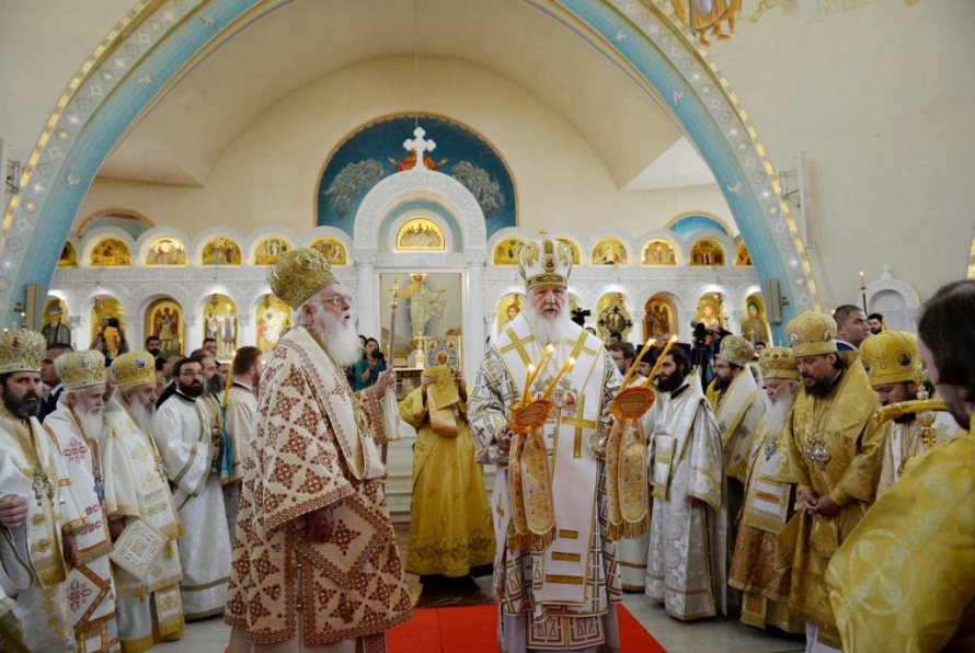 Patriarhul Kirill al Moscovei și Arhiepiscopul Anastasie al Albaniei coliturghisind la Tirana 2018