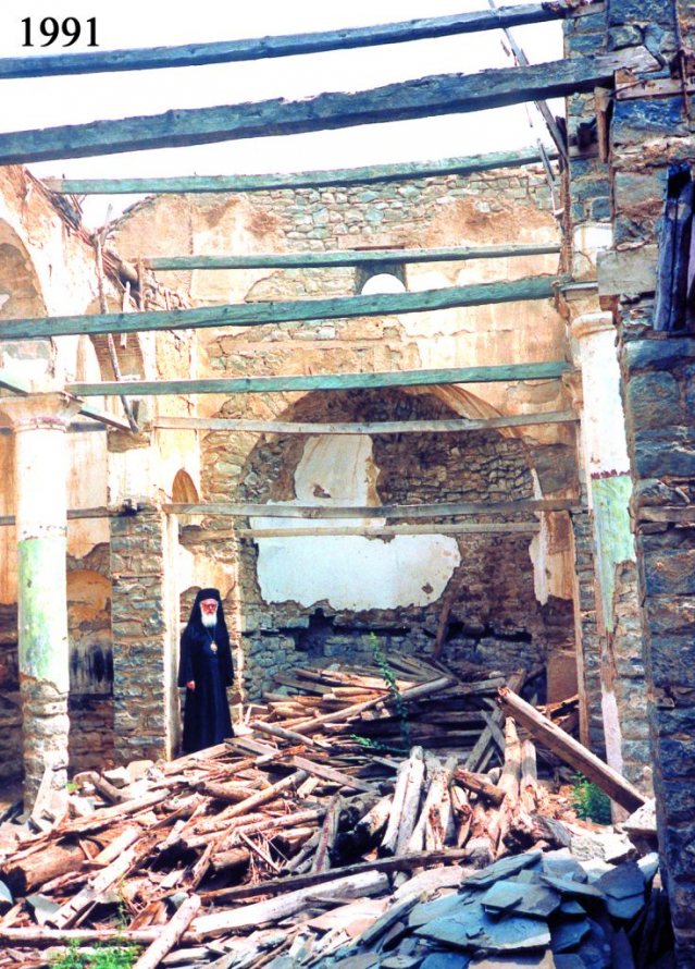 Arhiepiscopul Anastasie la ruinele unei biserici din Tirana in 1991