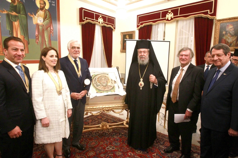 Arhiepiscopul Hrisostom al Ciprului oferind distinctii recuperatorilor mozaicului Sf Andrei