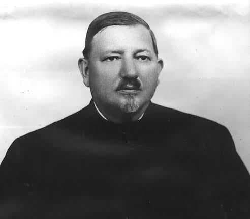 părintelui protopop Aurel Munteanu, primul protopop de Huedin