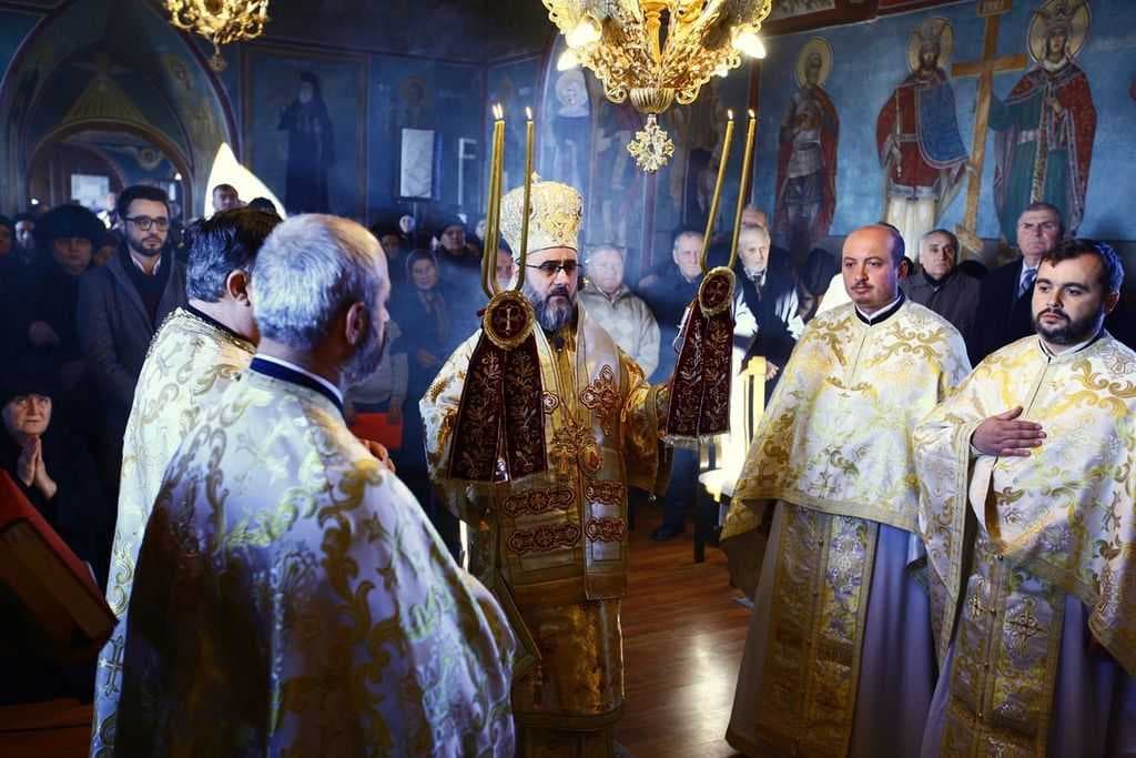 IPS Ciprian slujind la Parohia Lanurile