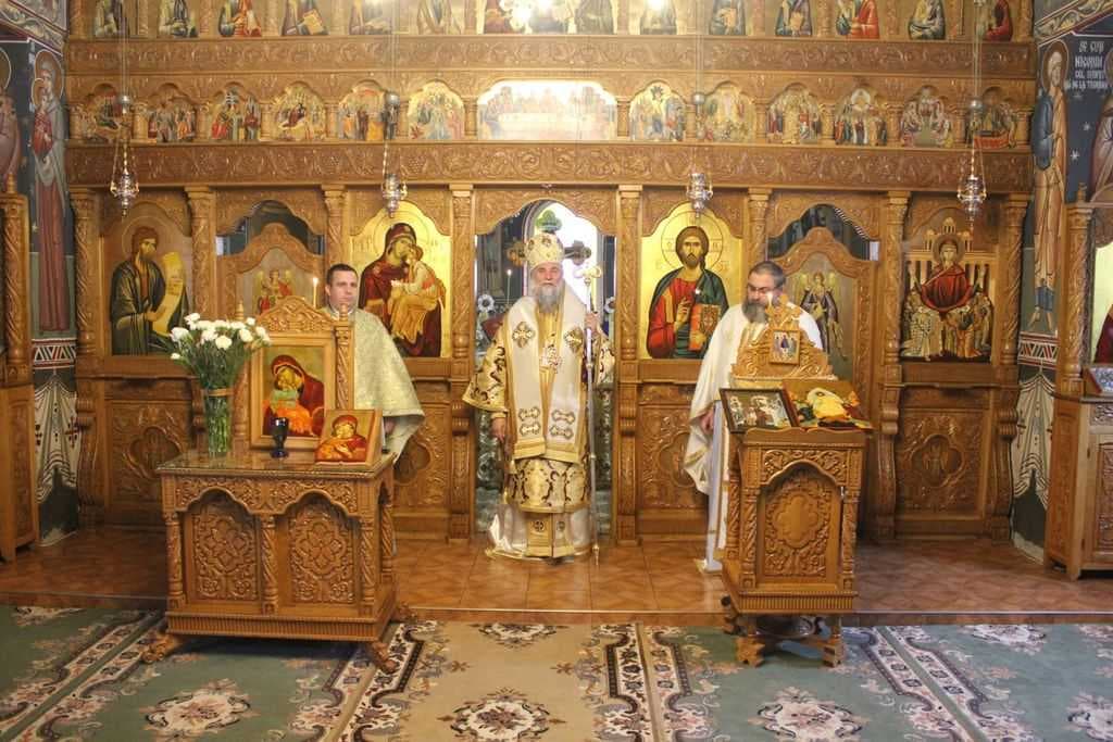 IPS Irineu slujind la Mănăstirea Strâmba