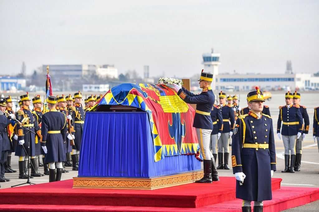 IPS_Nifon_la_sosirea_in_Romania_a_trupului_Regelui_Mihai