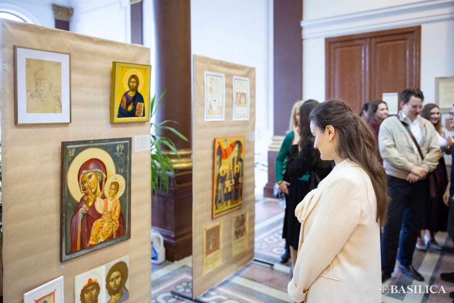 Galerie foto: Vernisajul expoziției „Din atelierele studenților” la Facultatea de Teologie din București