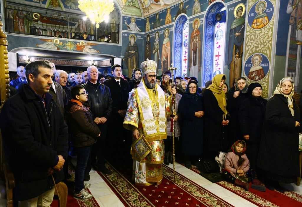 IPS Ciprian slujind la hramul Bisericii Sf Andrei Focşani
