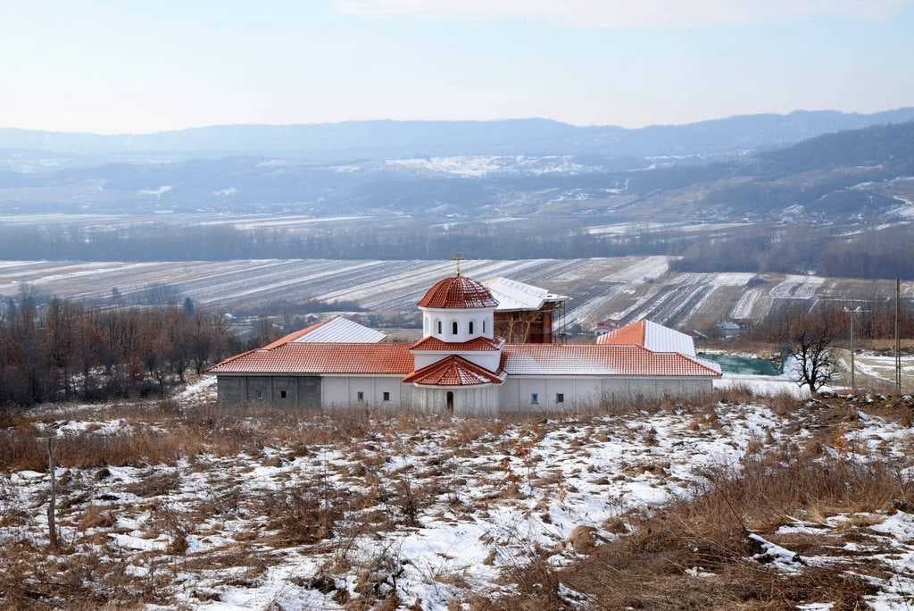 4-Manastirea-memorial-Justinian-Marina_w2000_h1335_q100