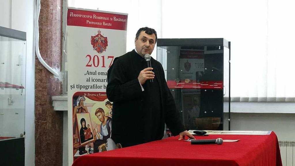 Numeroși artiști plastici participă la atelierul de iconografie de la Bacău