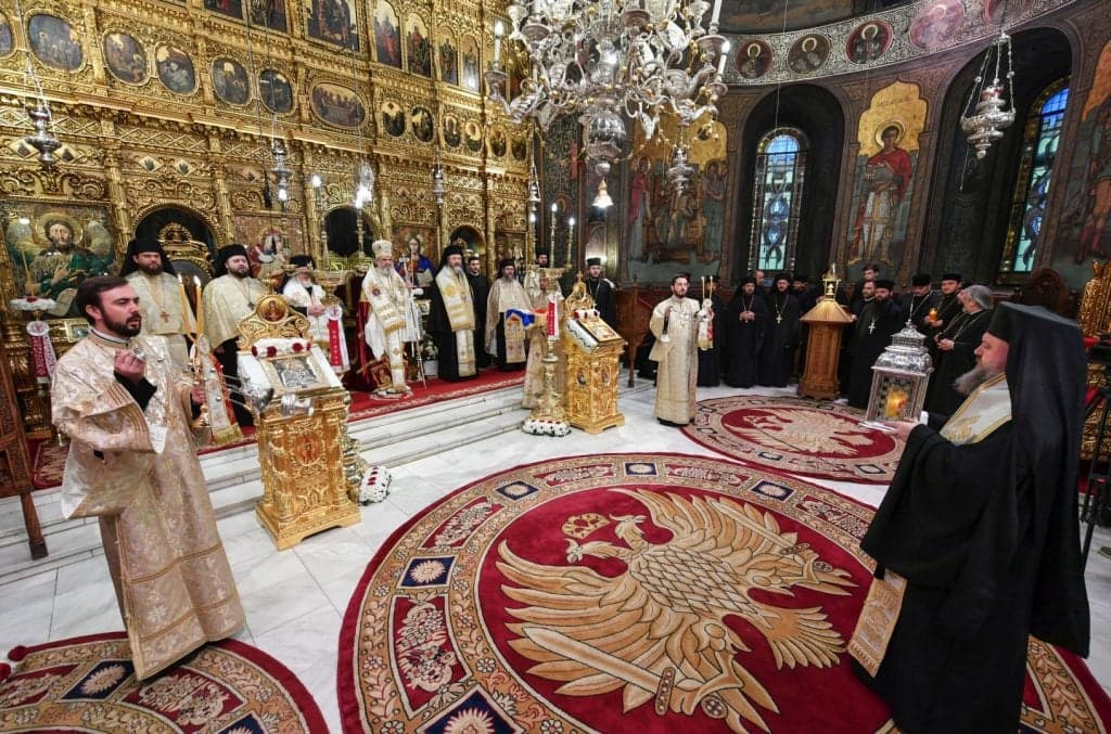 Patriarhul_Daniel_a_primit_Sfanta_Lumina_Catedrala_Patriarhala (6)