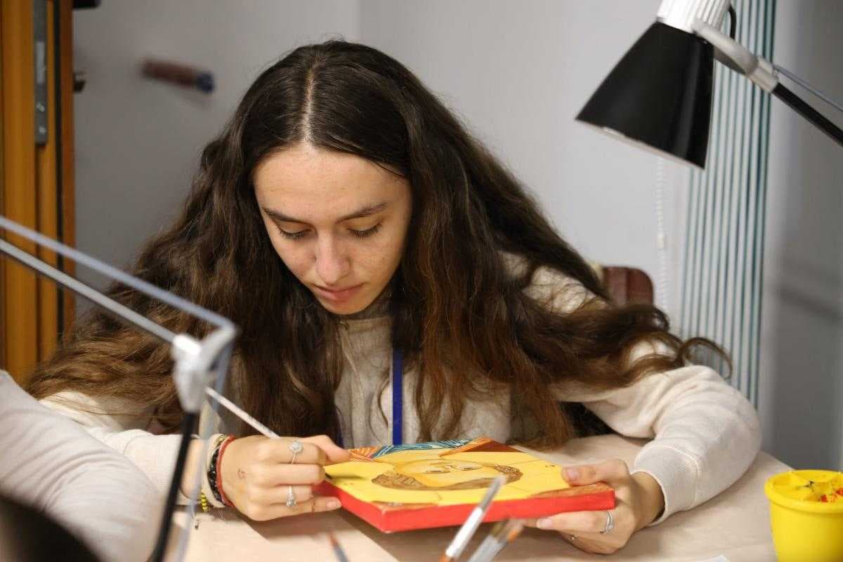 Tot mai multe persoane învață iconografie la Mănăstirea Neamț: Spațiu nou și profesori consacrați