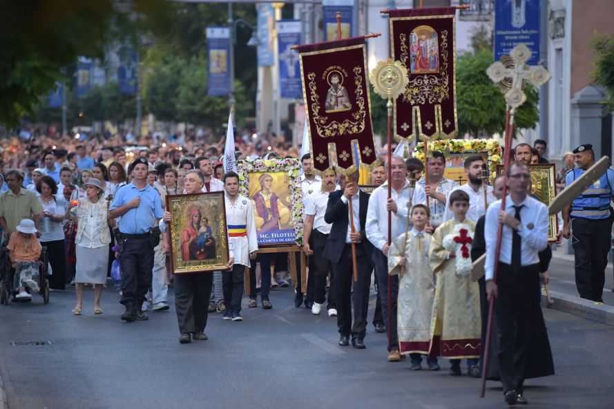 Hundreds of faithful in procession on the Feast of the Elevation of the Holy Cross