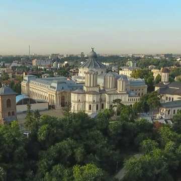 În ziua de doliu naţional, Patriarhia Română îi deplânge pe românii care au murit în cutremurul din Italia