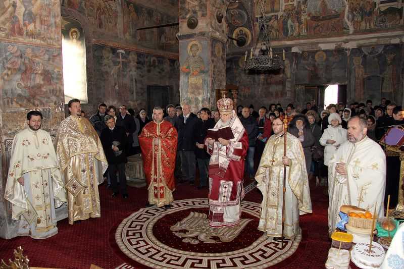 IPS Calinic la Biserica sf. Nicolae Curtea de Argeş