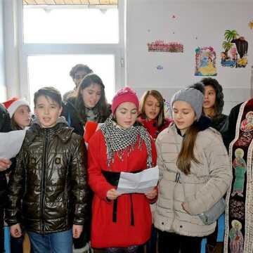 Curtea de Argeș | Copiii din parohia „Sfinții Voievozi” au colindat Spitalul Municipal