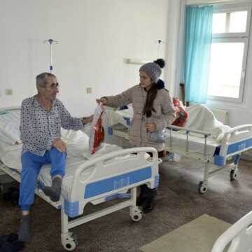 Curtea de Argeș | Copiii din parohia „Sfinții Voievozi” au colindat Spitalul Municipal
