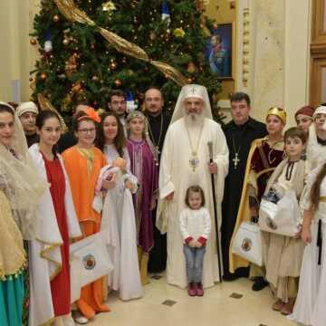 Patriarhul Daniel înconjurat de tineri