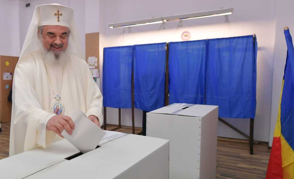 Patriarch of Romania votes in Bucharest, parilamentary elections 2016
