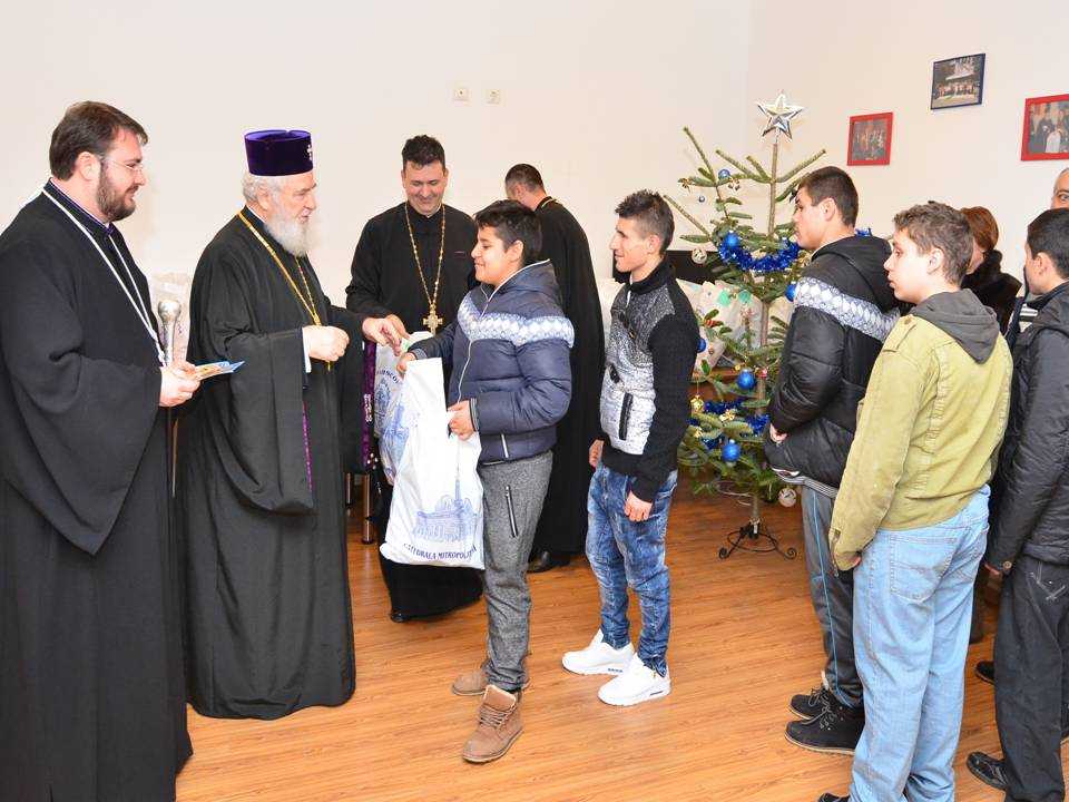 IPS Nifon - vizită caritabilă la „Centrul Social Creștin” din Târgoviște