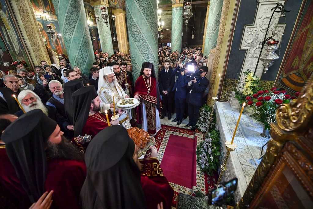 Patriarch Daniel officiates memorial service for Patriarch Justinian Marina