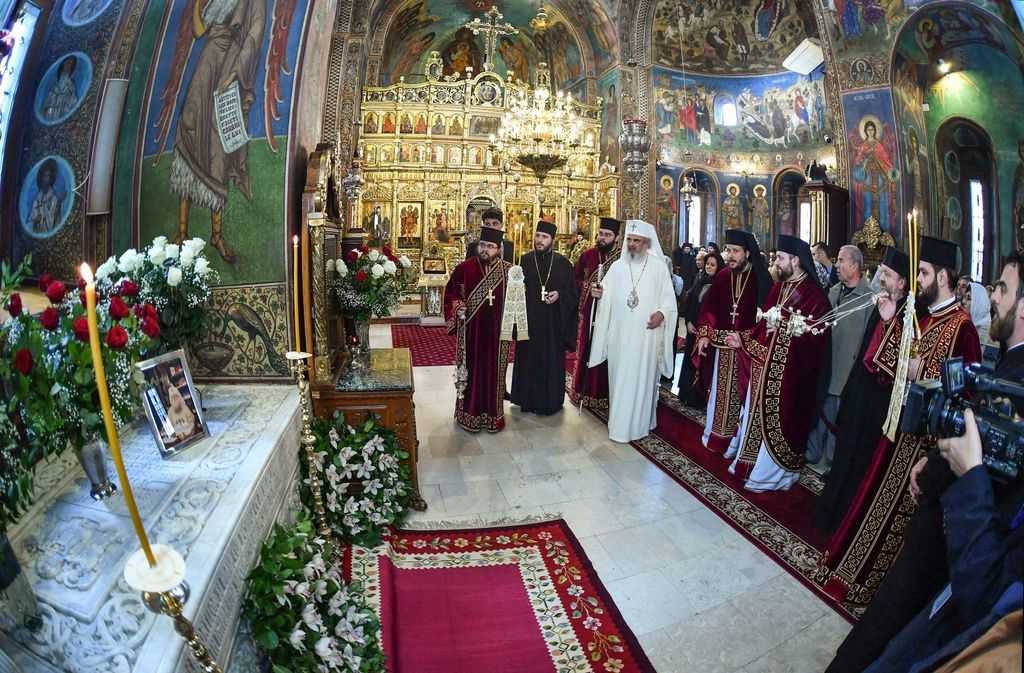 Patriarhul Daniel, PS Timotei Prahoveanul la parastas pentru Patriarh Iustinian Marina la Manastirea Radu Voda din Bucuresti (46)