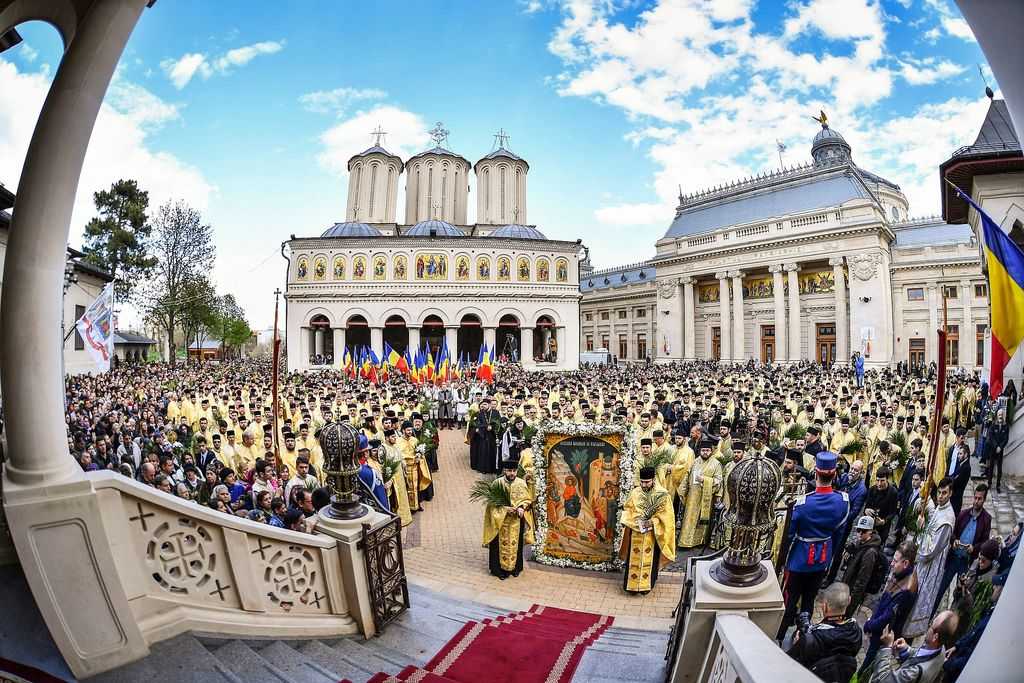 Patriarch Daniel welcomes faithful at the traditional Palm Sunday Procession in Bucharest 2017