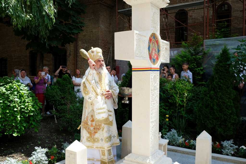 Patriarch Daniel blesses memorial cross dedicated to the Burning Bush Movement 2017