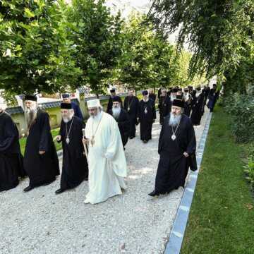 Patriarhul Daniel si ierarhii Bisericii Ortodoxe Romane in parcul Resedintei Patriarhale