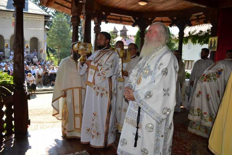 IPS Ioan a slujit la Hramul Mănăstirii Româneşti - Arhiepiscopia Timişoarei