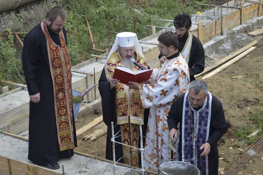 IPS Petru pune piatra de temelie la biserica din Orhei