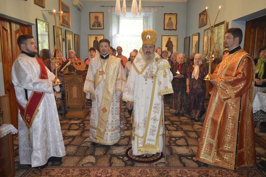 IPS Petru liturghisind la Chişinău