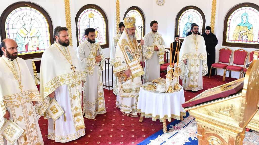 Patriarhul Daniel oficiind Sfanta Liturghie in Paraclisul Sf Grigorie Luminatorul de Sfantul Ilie