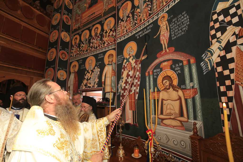 A fost sfinţită Mănăstirea Dumbrăvioara (1)