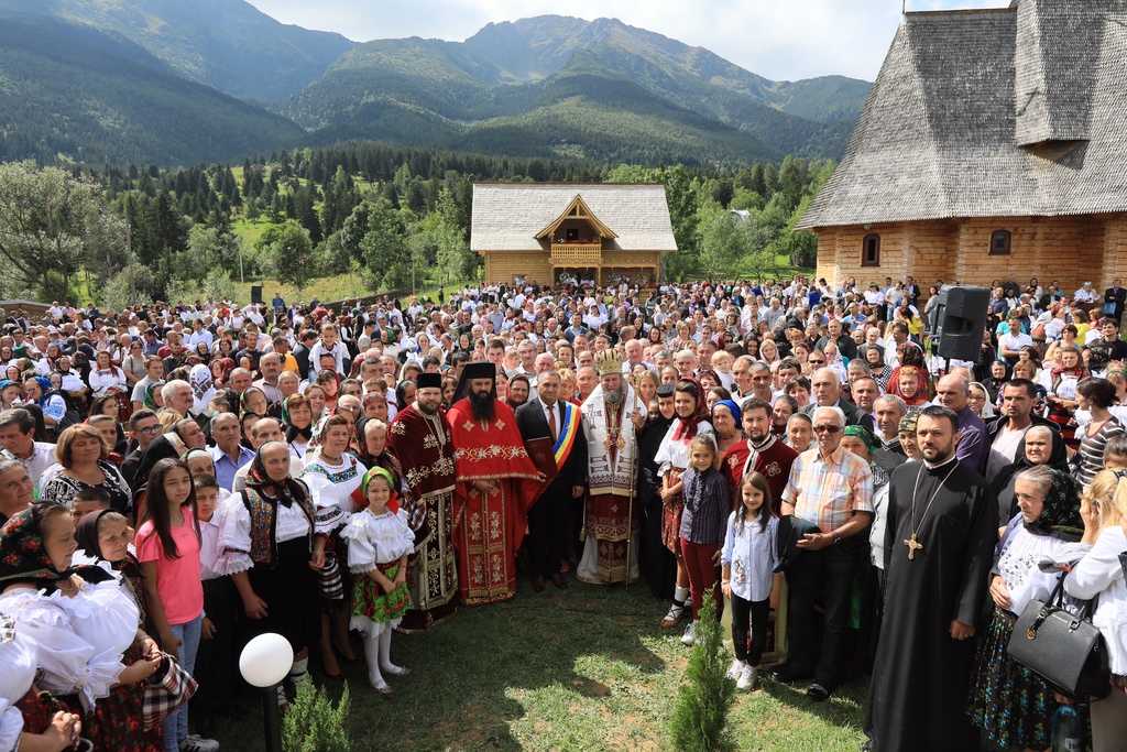 Hramul Manastirii Pietroasa. Peste 10.000 de credinciosi au participat la Sfanta Liturghie oficiata de PS Iustin