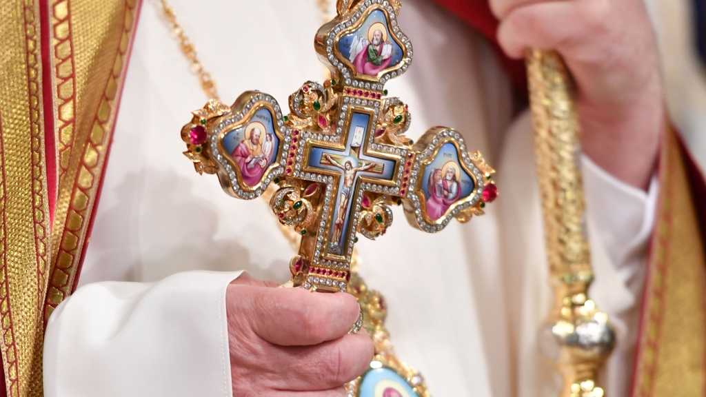 Patriarhul Daniel tinand Sfanta Cruce in mana 3a