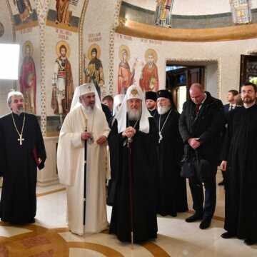 Patriarhul_Kirill_a_ajuns_la_Bucuresti_primit_de_PF_Daniel (1)