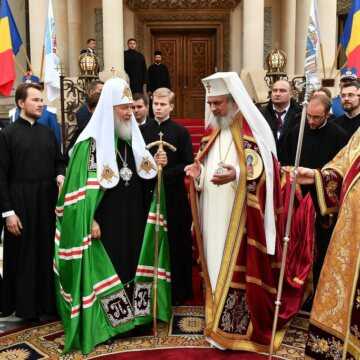 Patriarhul_Kirill_a_ajuns_la_Bucuresti_primit_de_PF_Daniel (1)