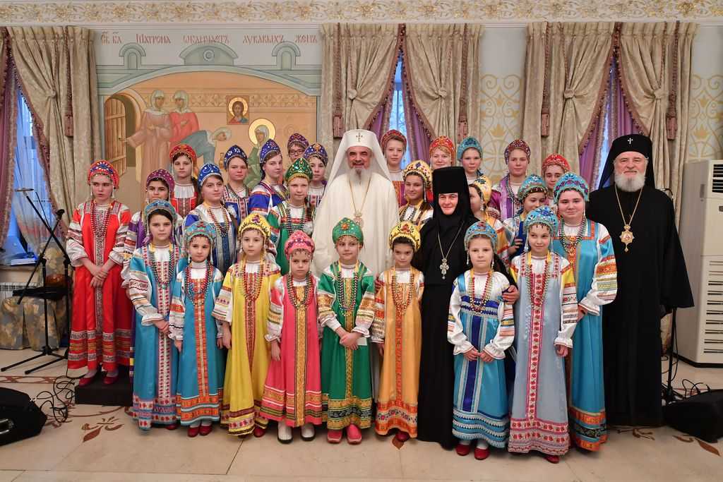 Patriarhul României i-a binecuvântat pe copiii găzduiţi în orfelinatul mănăstirii Pokrovsky