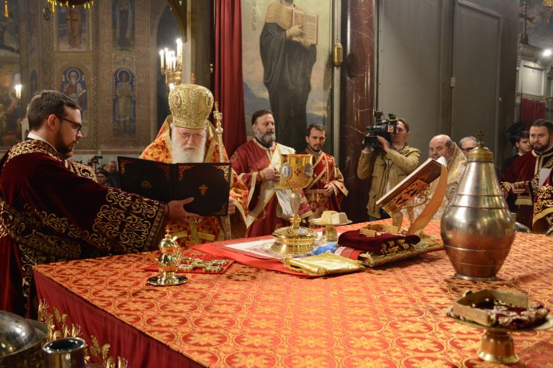Patriarhul Neofit a sfintit Sfantul si Marele Mir in Joia Mare 2018