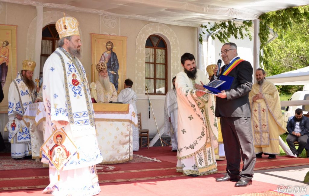 Episcopul Devei şi Hunedoarei cetăţean de onoare al comunei natale