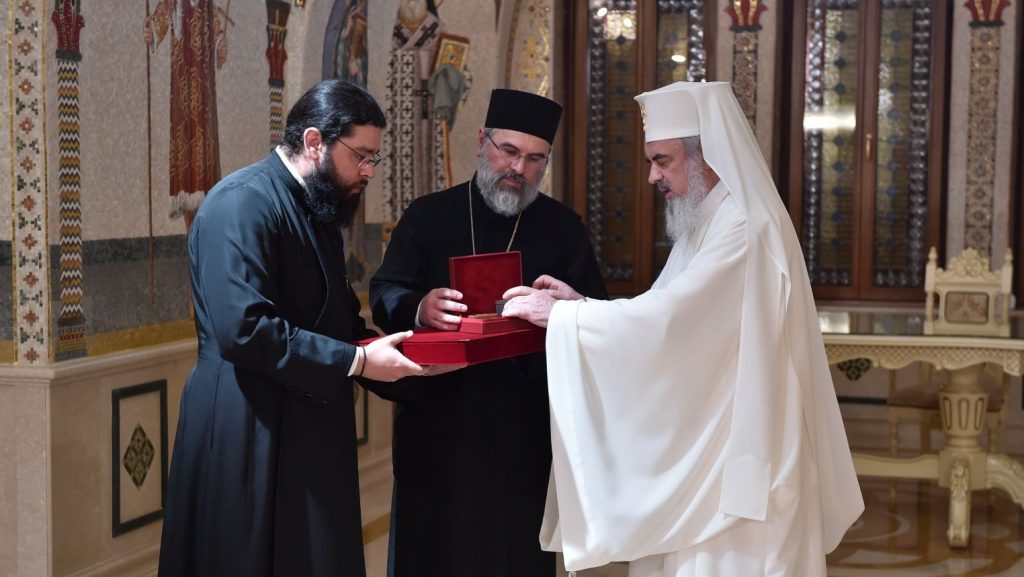 Patriarhul Daniel ofera moaste de Sfinti Romani pentru Episcopia Canadei
