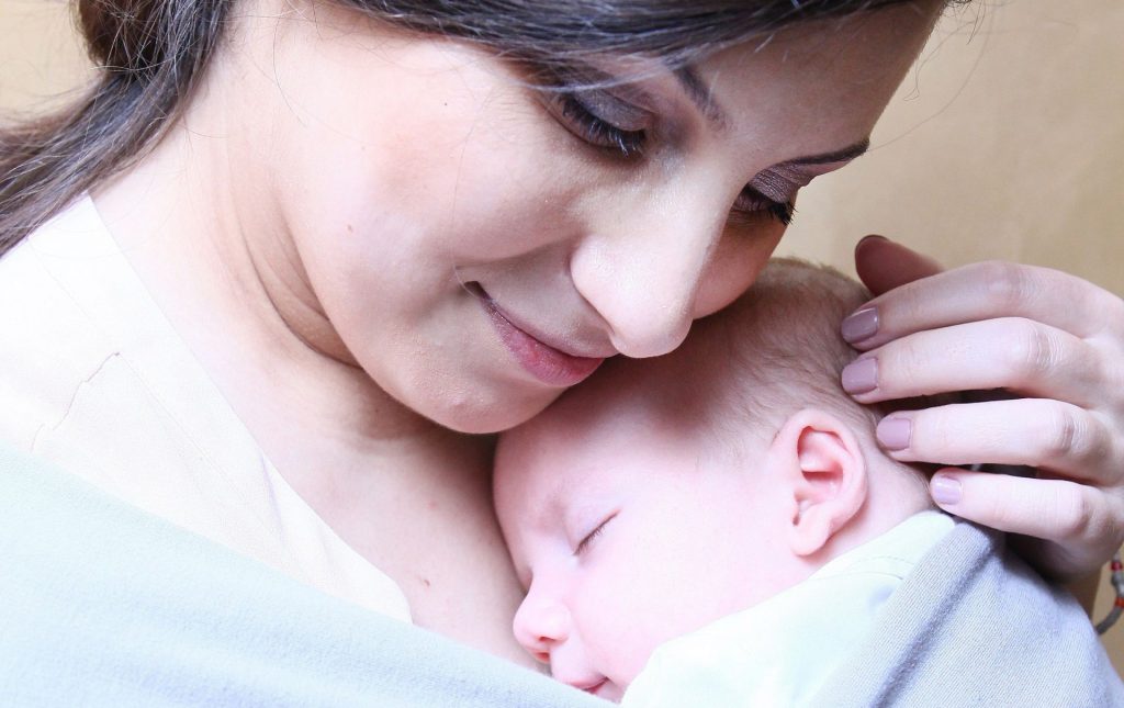 A fost lansată prima aplicaţie despre alăptare în limba română | Sf.  Paisie: Laptele mamei dă sănătate copiilor ei - Basilica.ro