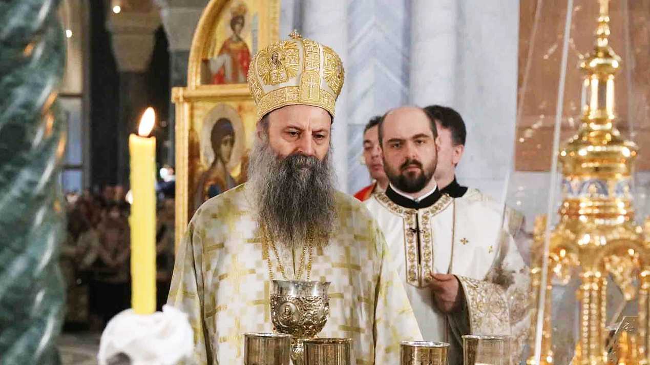 La prima liturghie după întronizare, Patriarhul Porfirie oferă ...