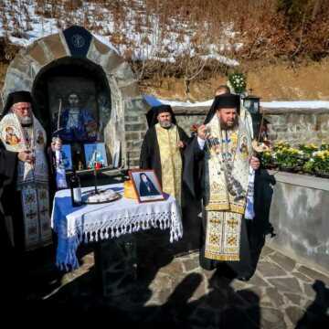 Episcopul Maramureșului l-a pomenit pe fostul stareț al Mănăstirii Rohia, „duhovnicul smerit cu ucenic erudit”