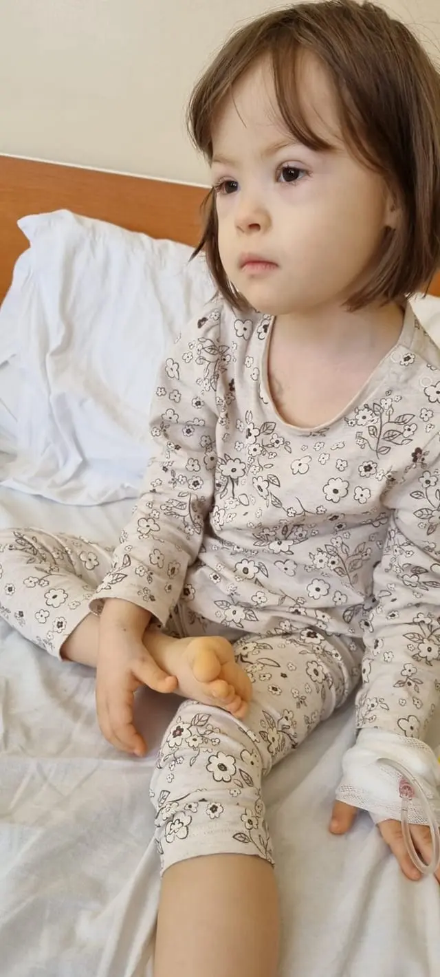 Nevoie de sprijin pentru Irene, fiica Arhidiaconului Mihail Bucă: fetița se confruntă cu o boală gravă