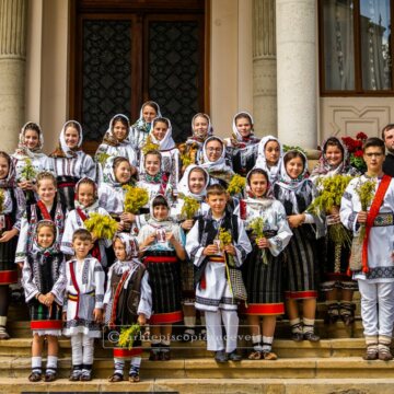 Copii din toată Bucovina au împodobit hramul de la Suceava cu vocile și costumele lor. Cine îi coordonează