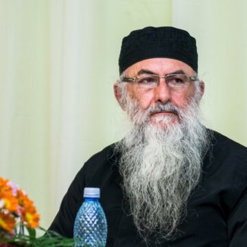 Părintele Zaharia Zaharou conferențiază la Deva