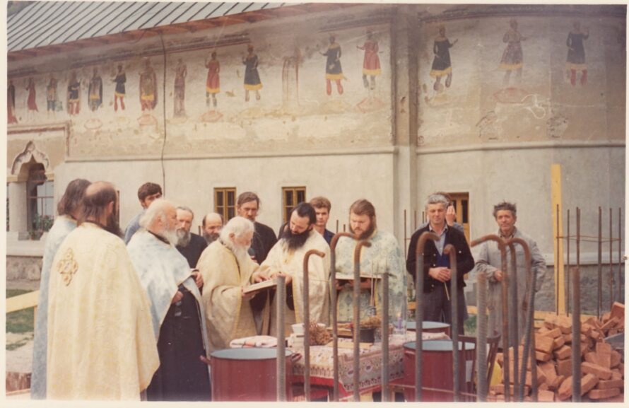 Momente de la deshumarea osemintelor părintelui Calinic Cărăvan. Foto credit: Arhivă Mănăstirea Lainici