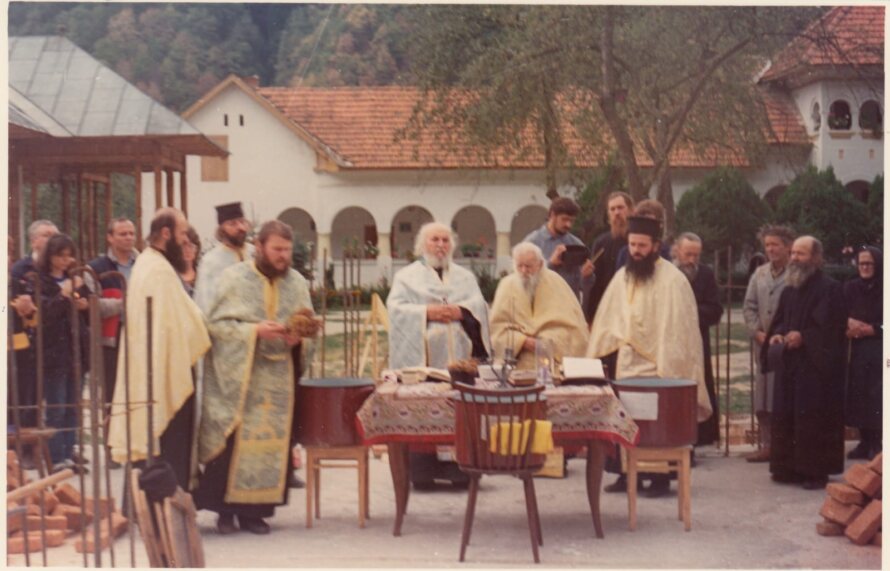 Momente de la deshumarea osemintelor părintelui Calinic Cărăvan. Foto credit: Arhivă Mănăstirea Lainici